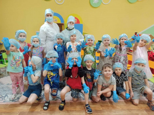 В группу «Почемучки» детского сада «Чебурашка» пришли необычные гости из Югорской городской больницы