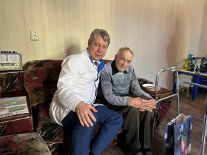 Главный врач БУ «Югорская городская больница» посетил участника Великой Отечественной войны