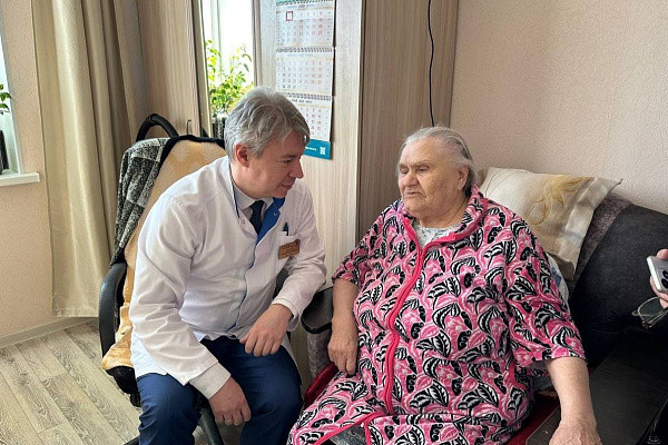 Главный врач БУ «Югорская городская больница» посетил участника Великой Отечественной войны