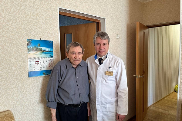 Главный врач БУ «Югорская городская больница» посетил участника Великой Отечественной войны