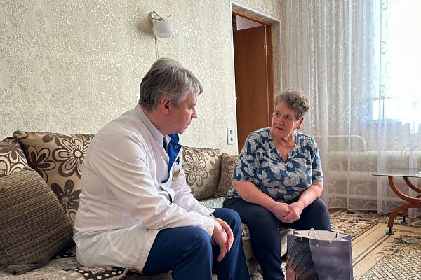 Главный врач БУ «Югорская городская больница» посетил участника Великой Отечественной войны